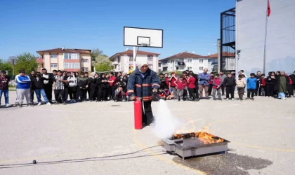 Yangını öğretmenler söndürdü