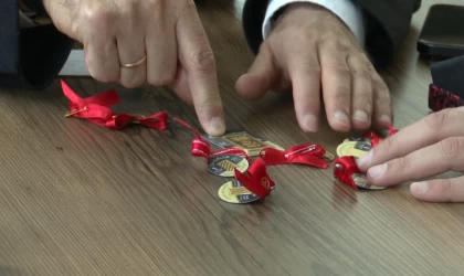 Yaşlı çiftten insanlığa ’altın’ dokunuş