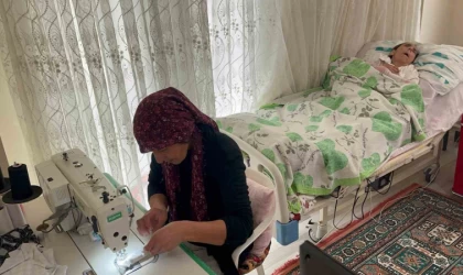 Yatağa bağlı annesine bakmak için belediyedeki işini bırakan kadın, diktiği tokalarla geçimini sağlıyor