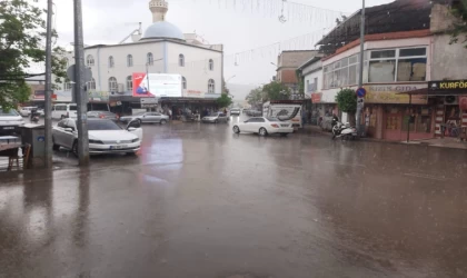 Yavuzeli’nde sağanak yağış çiftçinin yüzünü güldürdü