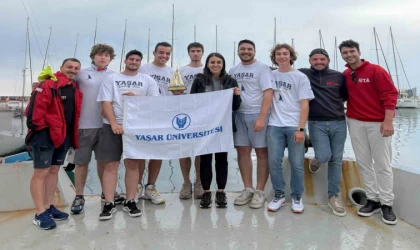 Yelkende kupa Yaşar Üniversitesinin