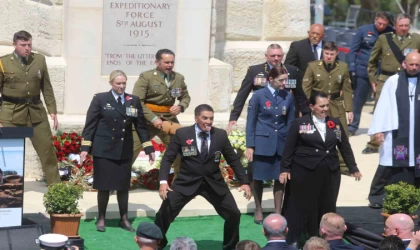 Yeni Zelanda askerleri, atalarını ’haka’ dansıyla andı