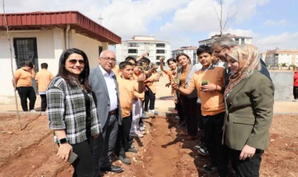 ”Yeşil Okullar Projesi”yle Sevinç Göymen Ortaokulu’nda öğrenciler hem ekti, hem üretti