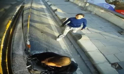 Yol vermediği gerekçesiyle İETT otobüsüne saldırıp camını kırdılar, o anlar kamerada