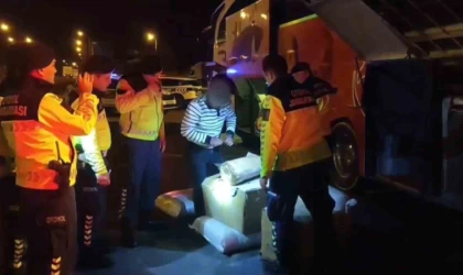 Yolcu otobüsünden torba torba kaçak tütün çıktı: 3 gözaltı