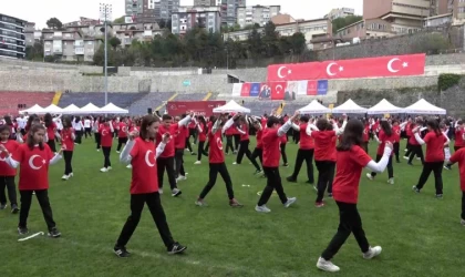 Zonguldak’ta 630 öğrenci ve öğretmen zeybek oynadı
