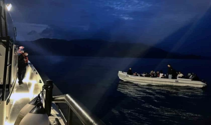 12 düzensiz göçmen kurtarıldı, bir göçmen kaçakçısı yakalandı