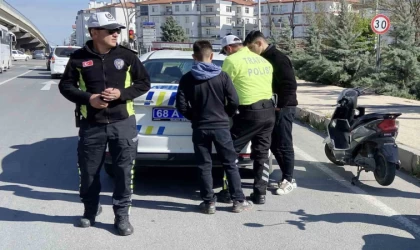 16 yaşında ehliyetsiz, plakasız ve kasksız motora bindi, 54 bin lira ceza yedi