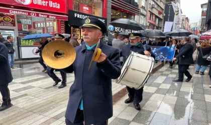 25. Uluslararası Karadeniz Tiyatro Festivali’nin açılışı yağmur altında yapıldı