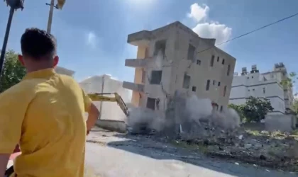 4 katlı bina iş makinesinin darbesiyle yerle bir oldu