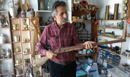 40 Yıldır antikayla yaşayan depremzede, konteynerde de antika tutkusundan vazgeçmiyor