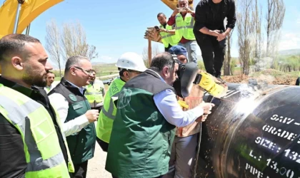 57 bin 700 dekar tarım arazisini sulayacak 191bin 526 metre uzunluğundaki sulama borularına ilk kaynak vuruldu