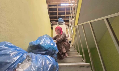 6 yıllık boşanma davasının ardından evden tahliye edilen kadın çatıya sığındı