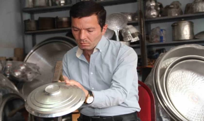 72 yıllık bakır ustasının mesleğini oğlu yaşatıyor