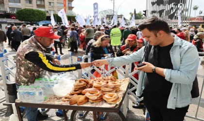 Adana’da işçi bayramı, simitçiler bariyerlerin arkasında çalışmaya devam etti