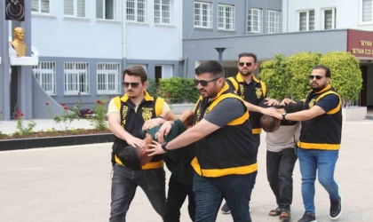Adana’da iş adamına tuzak: 600 bin TL’den fazla parası gasbedildi