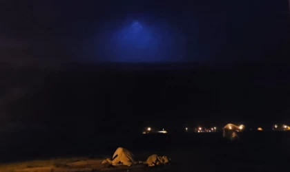 Adilcevaz’da şimşekler geceyi aydınlattı