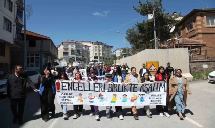 Ahlat’ta engelliler için farkındalık yürüyüşü