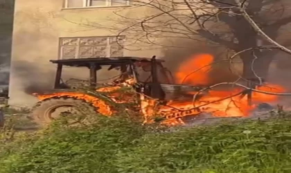 Ahşap ev ve traktör alevlere teslim oldu