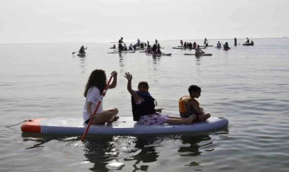 Akdeniz’de özel bireyler kürek sörfü yaptı