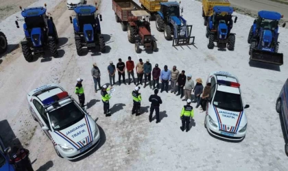 Aksaray’da jandarmadan çiftçilere eğitim, traktörlere reflektör