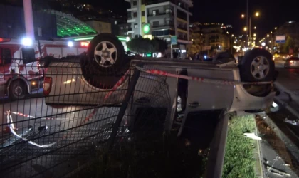 Alanya’da takla atan otomobil hurdaya döndü: 2 yaralı