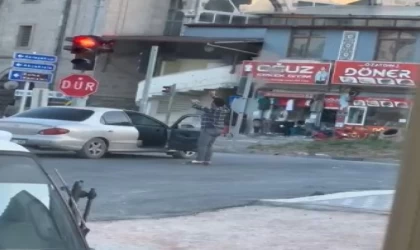 Alkollü şahıs aracından indi, trafikte dans etti: O anlar kamerada