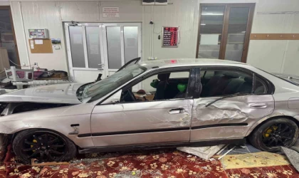 Alkollü sürücü camiye daldı: 1 yaralı