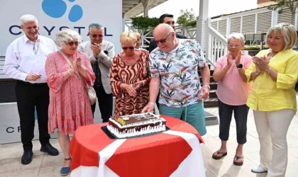 Alman turist çifte 30 yıllık sadakat plaketi