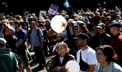 Almanya’da 60’tan fazla kentte aşırı sağcı AfD karşıtı gösteri