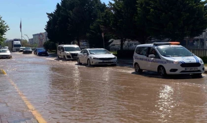Altyapı çalışması sırasında ana su hattı patladı, ilçe sular altında kaldı