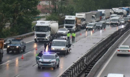 Anadolu Otoyolu Sakarya geçişinde 4 saatte 7 ayrı kaza meydana geldi