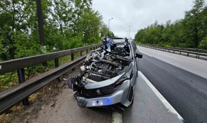 Anadolu Otoyolu’nda otomobil önündeki tıra çarptı: 1 hafif yaralı