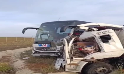 Ankara’da kamyon ile yolcu otobüsü çarpıştı: 1 ölü, 5 yaralı