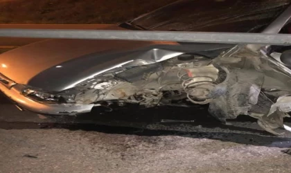 Ankara’da kontrolden çıkan araç elektrik direğine çarptı: 1 yaralı