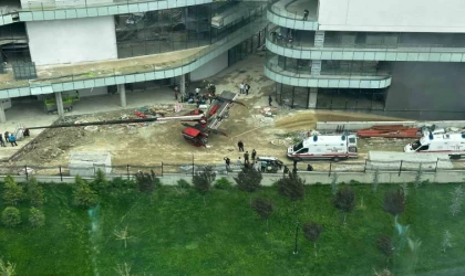 Ankara’da kule vinç devrildi: 3 yaralı