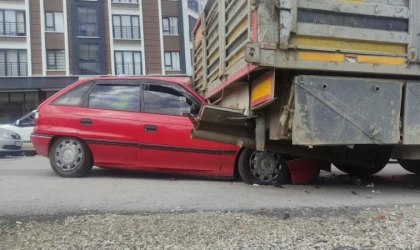 Ankara’da otomobil park halindeki tıra çarptı: 1 yaralı