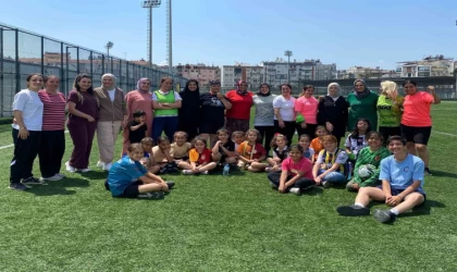 Anneler çocukları için sahaya çıktı