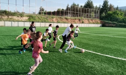 Annelerle oğullarının yeşil sahadaki mücadelesi gülümsetti