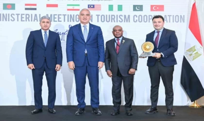 Antalya ”2025 Yılı D-8 Turizm Şehri” ödülünü Kahire’deki bakanlar toplantısında aldı