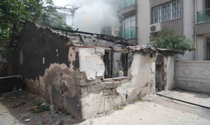 Antalya’da metruk binada korkutan yangın