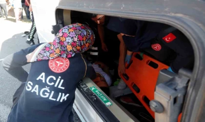 Antalya’da servis minibüsü devrildi, sıkışan sürücüyü ekipler çıkardı