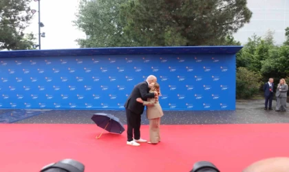 Arnavutluk Başbakanı Rama, İtalya Başbakanı Meloni’yi önünde diz çökerek karşıladı