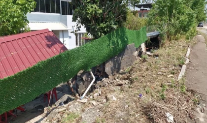 Aşırı yağış evlerin bahçe duvarlarını yıktı
