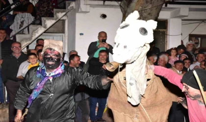 Asırlık ’deve oyunu’ Sındırgı’da canlandırıldı