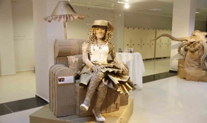 Atık kartonlardan sanat eseri: Üniversitelilerden ilgi çeken sergi