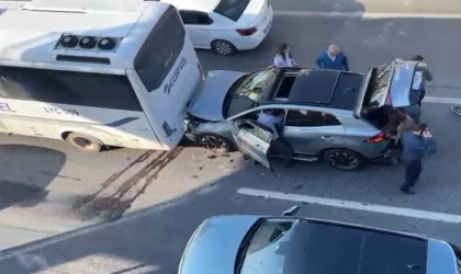 Avcılar’da kontrolden çıkan araç otobüse çarptı