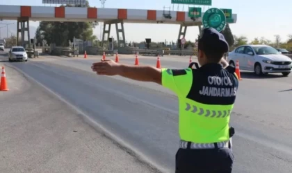 Aydın’da otoyol trafik jandarması denetimlerini sürdürüyor