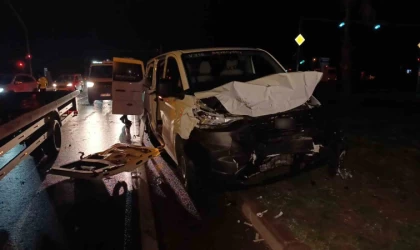 Aynı firmaya ait 2 tur aracı çarpıştı, 4’ü turist 6 kişi yaralandı