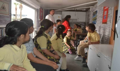 Ayvalık’ta ”Deprem Simülasyon Tırı” bilinçlendiriyor